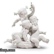 Lladro Kiss under the mistletoe Children Figurine 01009372