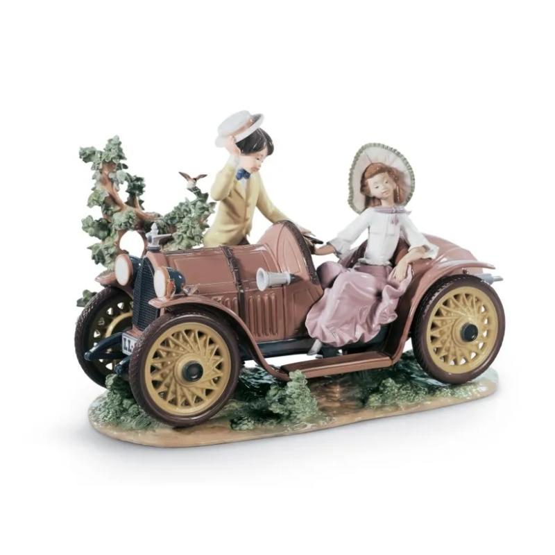LLADRO Young Couple with Car Sculpture. Limited Edition 01001393