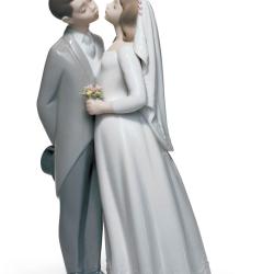 Lladro A Kiss to Remember Couple Figurine 01006620