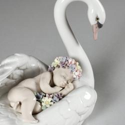 Lladro Drifting through Dreamlandy Swan Figurine 01006758