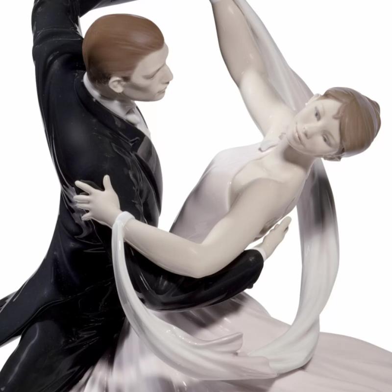 Lladro Elegant Foxtrot Couple Figurine. Limited Edition 01008638