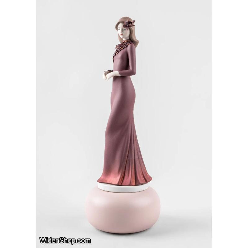 Lladro Haute Allure Timeless style Sculpture. Limited Edition 01009698