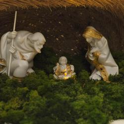 Lladro Mary Nativity Figurine. Golden Lustre 01007086