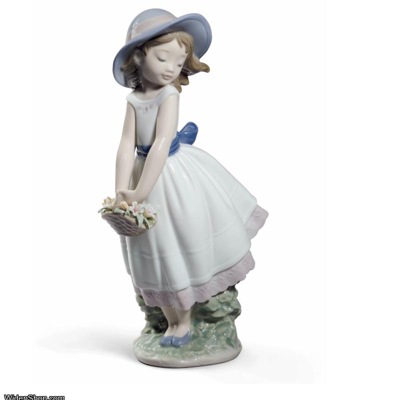 Lladro Pretty innocence Girl Figurine. Special Edition 01008733