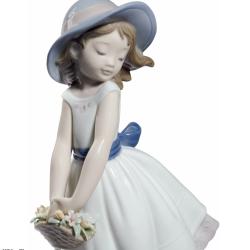 Lladro Pretty innocence Girl Figurine. Special Edition 01008733
