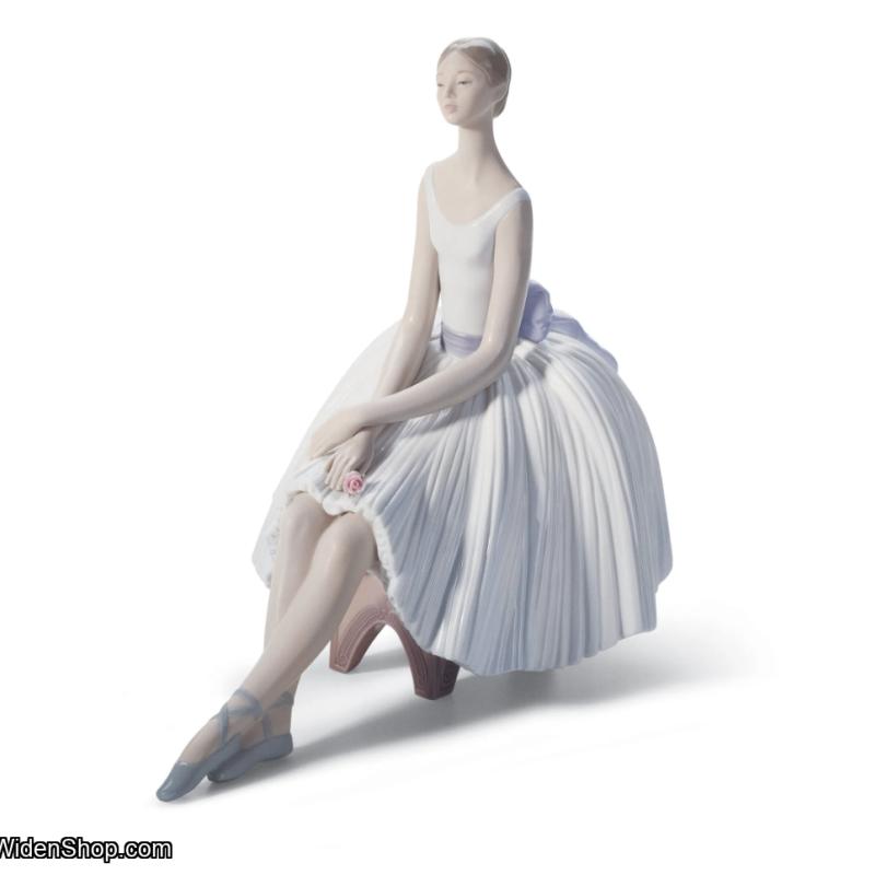 Lladro Refinement Ballet Woman Figurine 01008243