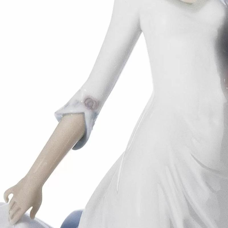 Lladro Reverie Moment Woman Figurine 01008242