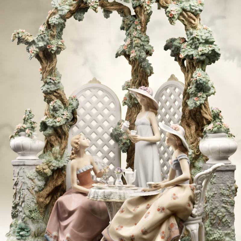 Lladro Tea in The Garden Women Sculpture. Limited Edition 01001759