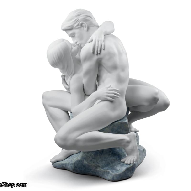 Lladro Passionate Kiss Couple Sculpture 01008727