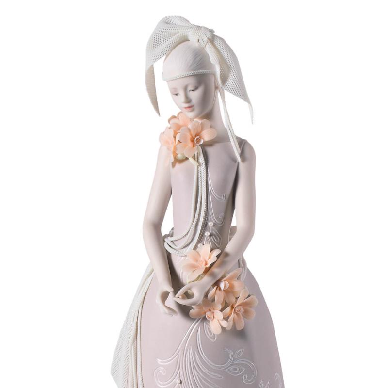 Lladro Haute Allure Exclusive Model Woman Figurine. Limited Edition 01009359