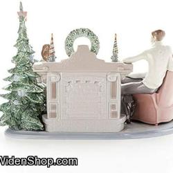 Lladro A FAMILY CHRISTMAS 01008260 (Retired 2015)